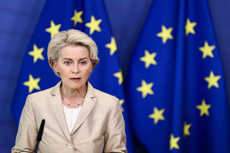 Presidente da Comissão Europeia, Ursula von der Leyen, fala em entrevista coletiva na sede da União Europeia, em Bruxelas, Bélgica
