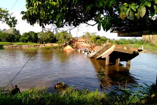 Ponte desaba em Manaus