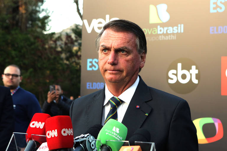 Jair Bolsonaro fala à imprensa antes do debate de sábado (24) no SBT