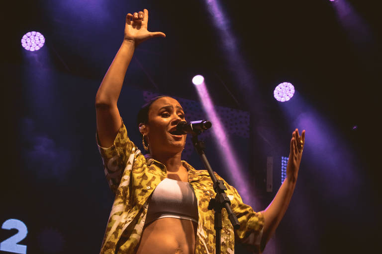 A cantora cabo-verdiana Mayra Andrade em show durante a segunda noite do evento