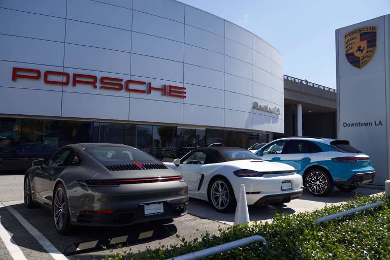 Modelos de carros da Porsche em concessionária em Los Angeles, nos Estados Unidos