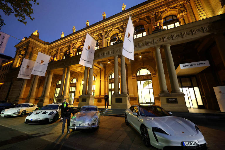 Carros da fabricante alemã Porsche estacionados do lado de fora da Bolsa de Valores de Frankfurt, na Alemanha