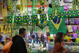 Lojas da região da rua 25 de Março, já se preparam para a Copa 2022 