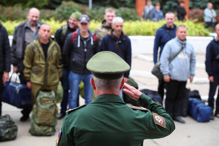 Soldado da Rússia fala com reservistas na cidade de Volzhski