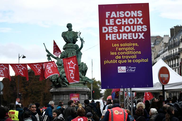 Milhares de pessoas saíram às ruas na França nesta quinta-feira (29) para protestar contra o custo de vida e contra uma impopular reforma previdenciária