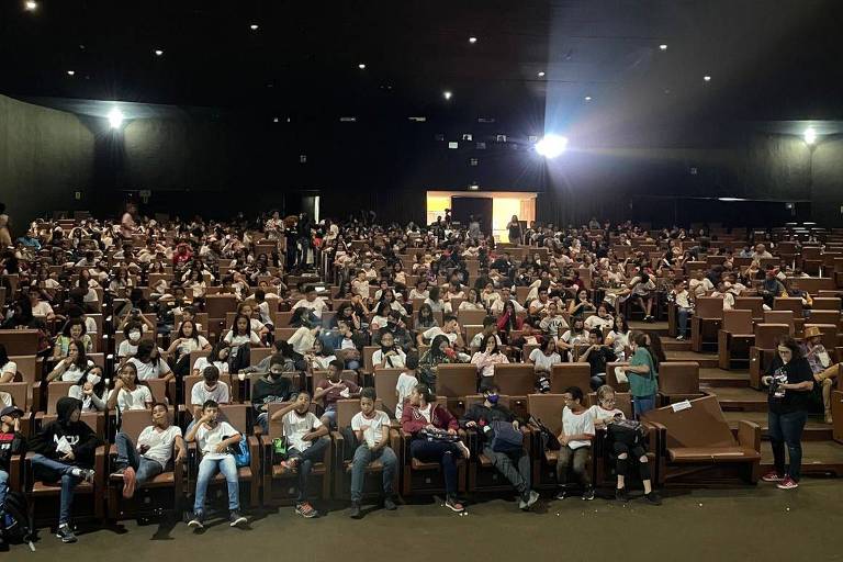 Cine Brasília recebe 400 alunos para ver 'Desconectados', documentário da Folha