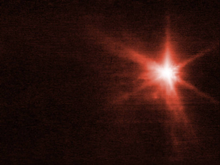 Imagem capturada pelo telescópio espacial James Webb após 4 horas da colisão da nave Dart no asteroide Dimorfo mostra uma grande nuvem no espaço