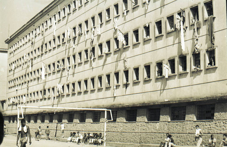 Vista do campo de futebol da Casa de Detenção de São Paulo, o Carandiru, durante final do campeonato interno entre presos em 1984