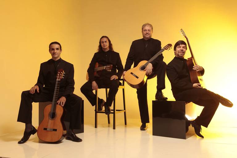 Em foto colorida, o quarteto de violões Quaternaglia posa para a foto