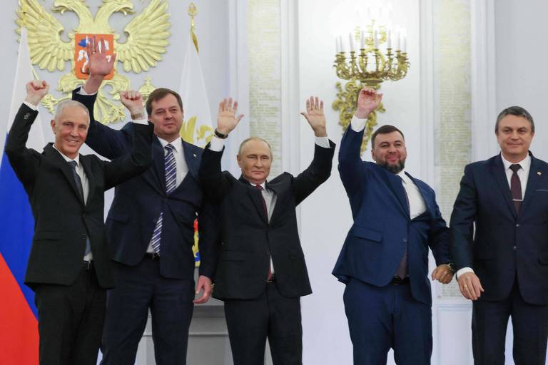 Da esq. para a dir., Vladimir Saldo (administrador indicado de Kherson), Ievguêni Balitski (indicado em Zaporíjia), Putin e os líderes separatistas Denis Puchilin (Donetsk) e Leonid Pasetchnik (Lugansk) celebram a assinatura da anexação