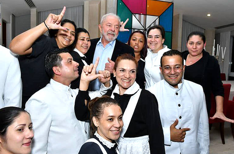 Lula confraterniza com empregados em jantar com banqueiros 