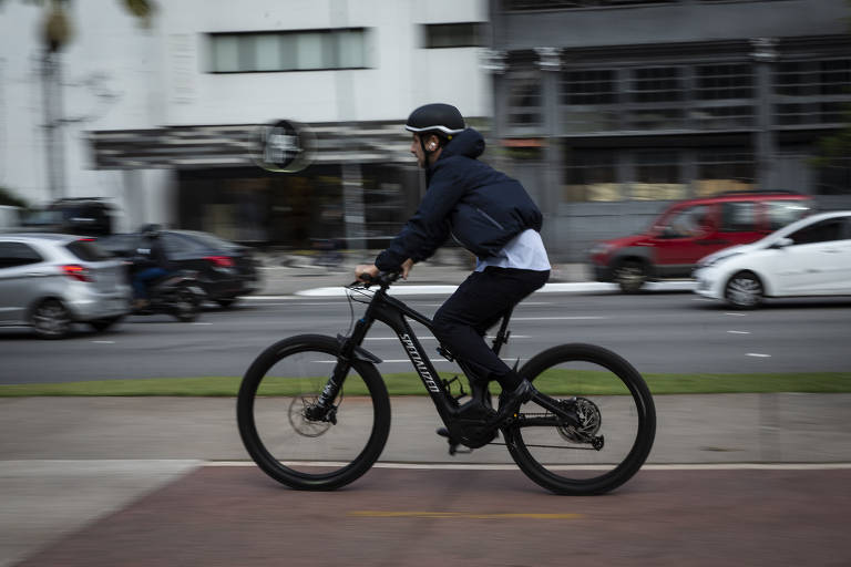 Bicicletas elétricas fazem parte do cenário urbano em São Paulo