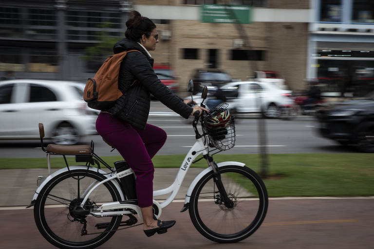 Bicicletas elétricas fazem parte do cenário urbano em São Paulo