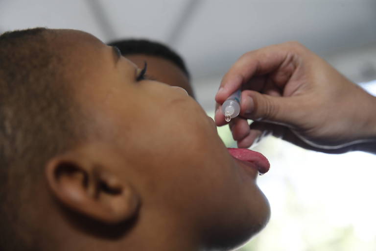 Baixa procura por vacina contra poliomielite faz SP prorrogar campanha