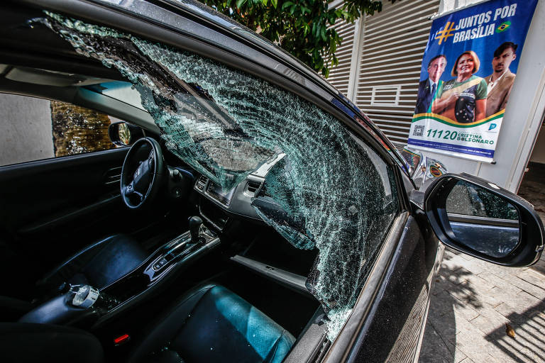 Carro de Ana Cristina Valle, ex-mulher de Bolsonaro, é depredado em Brasília