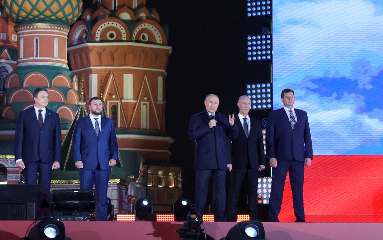 Da esq. para dir., Leonid Pasetchnik (administrador indicado de Lugansk), Denis Puchilin (indicado em Donetsk), Vladimir Saldo (Kherson) e Ievguêni Balitski (Zaporíjia) celebram assinatura da anexação junto de Vladimir Putin