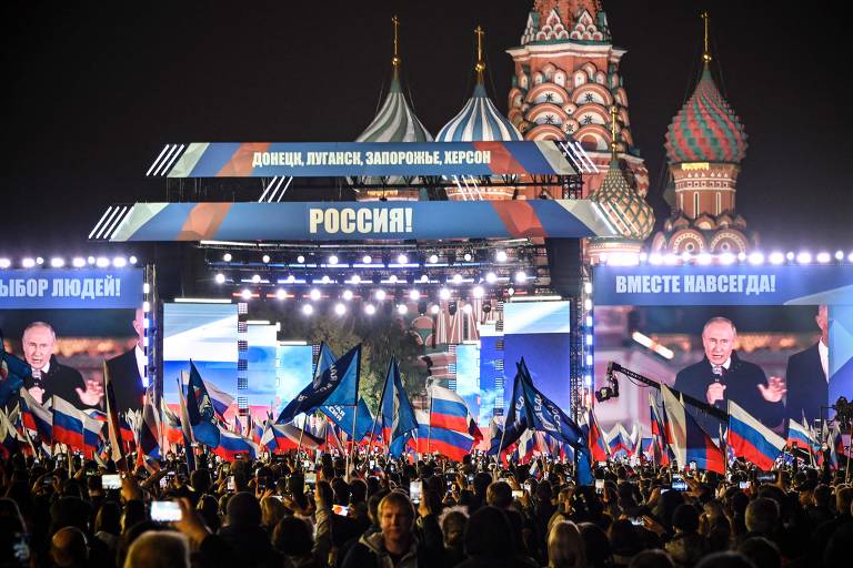 Presidente da Rússia, Vladimir Putin, aparece em telão da praça Vermelha, durante show para anunciar da incorporação de territórios ucranianos