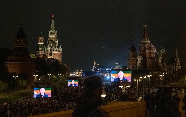 Público enche a praça Vermelha, em Moscou, para cerimônia com Vladimir Putin em celebração à anexação de territórios ucranianos 