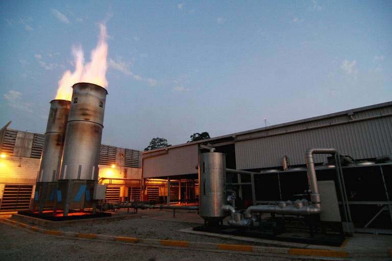 Queimadores de gás metano no aterro sanitário Bandeirantes, em Perus (zona norte de São Paulo). Concessionária da Prefeitura de São Paulo, a Biogás Energia Ambiental S/A transforma em energia elétrica os gases produzidos no aterro, uma outra forma de usar o gás