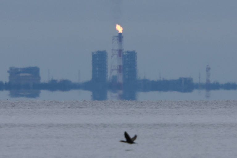 'Flare' de gás metano em petrolífera russa na região de Leningrado, no Golfo da Finlândia; segundo os cientistas, garantir que todos os 'flares' permaneçam acesos resultaria em reduções anuais de emissões nos EUA equivalentes a tirar quase 3 milhões de carros das estradas por ano