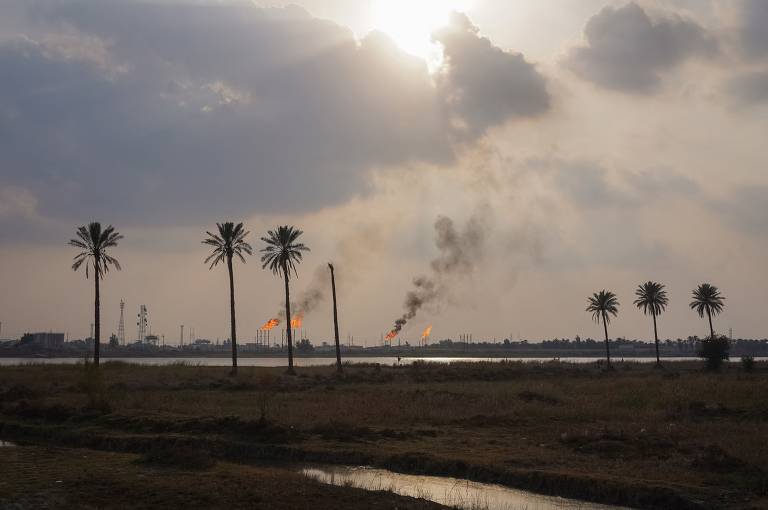 Petrolíferas do Iraque queimam o excedente de gás metano em Shatt al-Arab; o 'flare' é um tubo vertical com um queimador na parte superior que deve ficar sempre pegando fogo