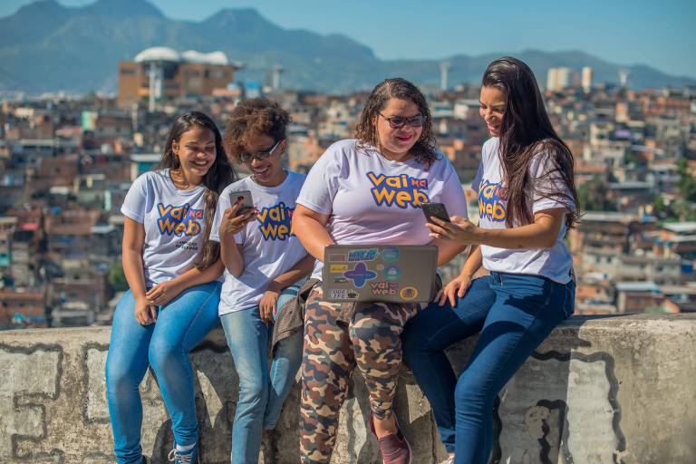 Projeto Vai na Web, nascido em favelas do Rio, leva educação digital para jovens de comunidades.