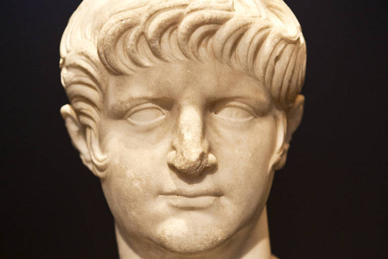 Cabeça esculpida em mármore, do imperador romano Nero