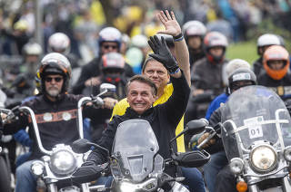 Sem capacetes, Presidente Jair Bolsonaro (PL) e Tarcsio, (candidato pelo Republicanos ao governo do estado) participam de  motociata saindo do Campos de Bagatelle