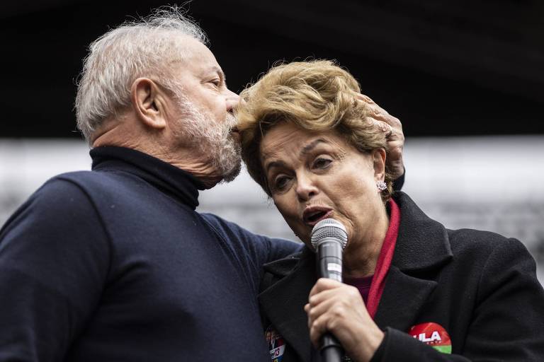 Lula e Dilma durante lançamento oficial da candidatura presidencial no vale do Anhangabaú, em São Paulo