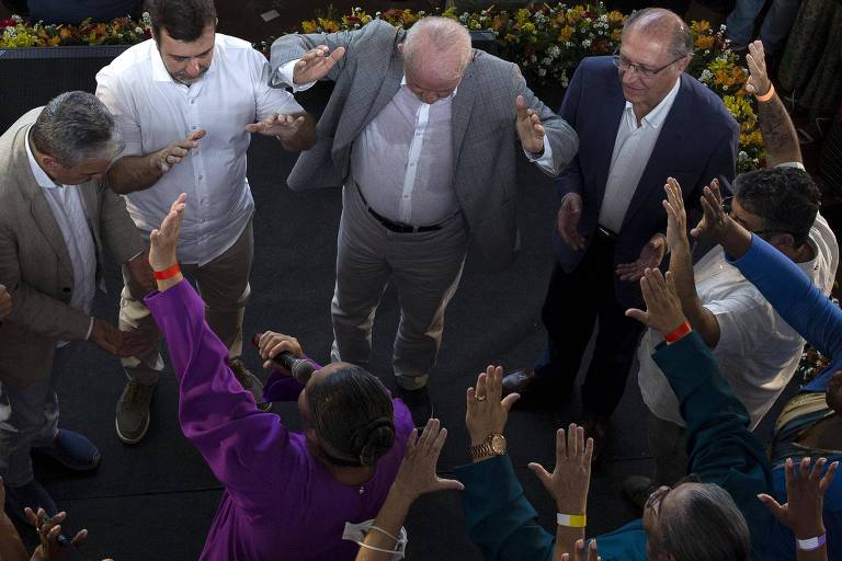 Várias com as mãos erguidas, em oração, na direção de Alckmin e Lula,  que também está com os braços erguidos