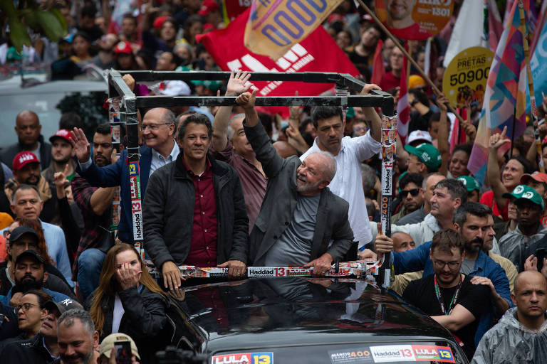 Fernando Haddad em evento político com o ex-presidente Lula