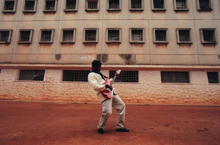 Foto de projeto de documentação realizado entre 1998 e 2002 sobre a Casa de Detenção de São Paulo, o Carandiru, e que faz parte do livro 'Aqui Dentro: Páginas de uma Memória', com organização de Maureen Bisilliat
