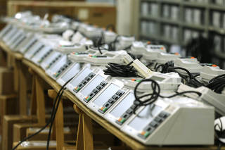 Urnas eletrônicas são preparadas para a votação em SP
