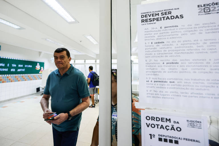 O ministro da Defesa, Paulo Sérgio Nogueira, vota em Brasília no primeiro turno das eleições de 2022