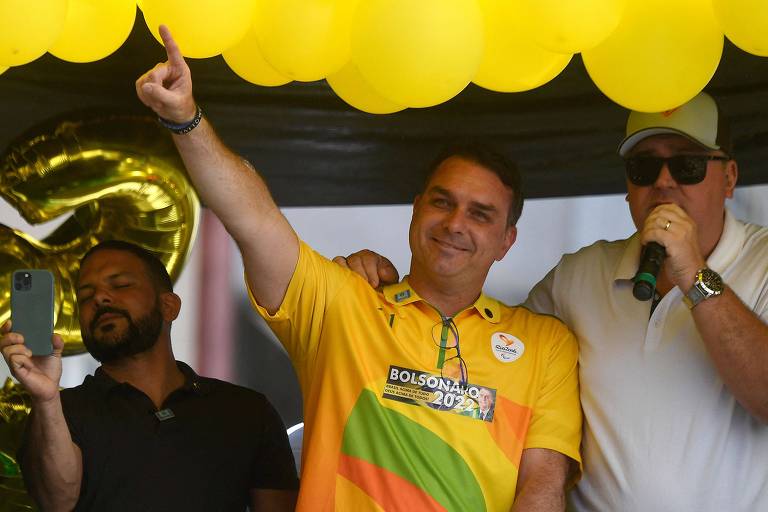 Senador Flávio Bolsonaro (PL-RJ) em comício em Juiz de Fora (MG), durante a campanha em agosto