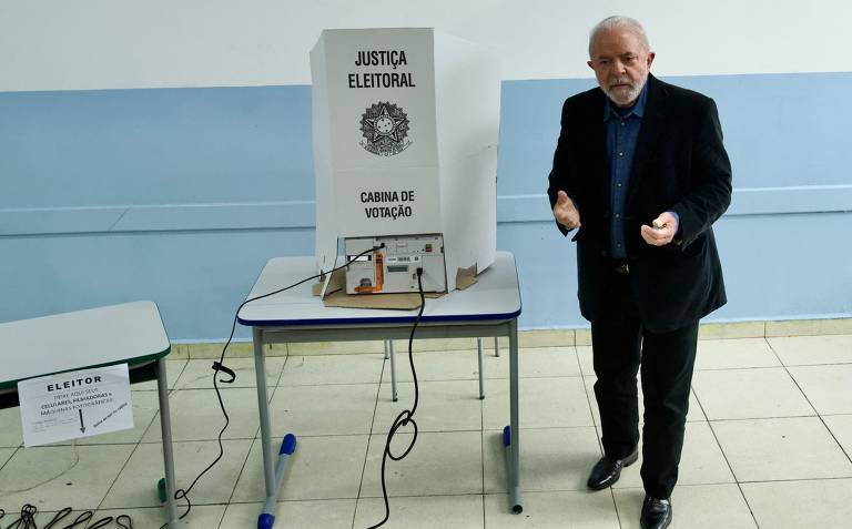 O Presidente Lula, candidato a presidência pelo PT, vota na Escola Estadual Dr. João Firmino Correia de Araujo , em São Bernardo do Campo