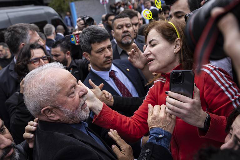 O ex-presidente Luiz Inácio Lula da Silva no colégio eleitoral Escola Estadual Dr. João Firmino Correia de Araujo, onde vota. Na foto o candidato deixa o local após votar e falar com a imprensa