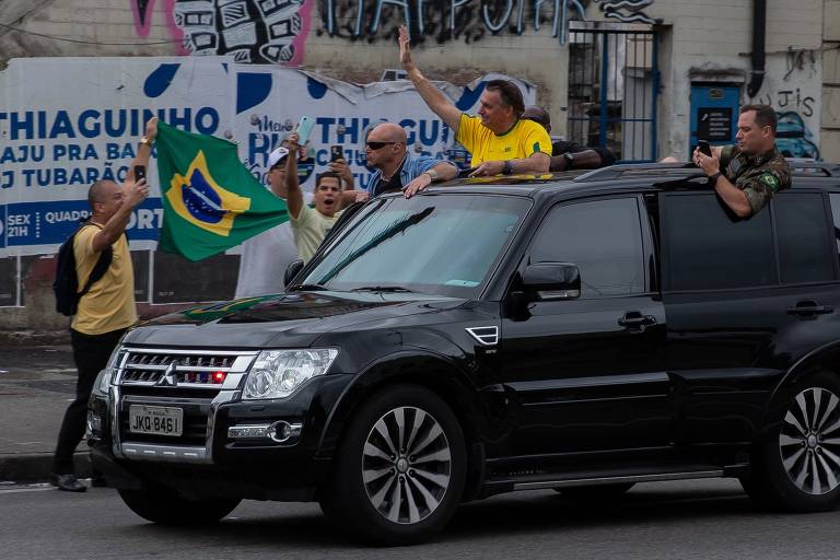 O candidato a reeleição para à presidência da república, Jair Bolsonaro, faz desfile de porta aberta pelas ruas do bairro Marechal Hermes, na zona oeste do Rio de Janeiro