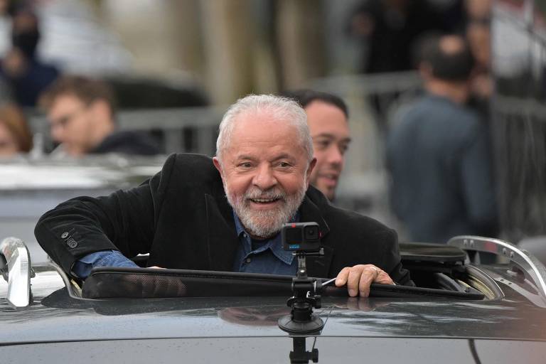 O ex-presidente brasileiro (2003-2010) e candidato do Partido dos Trabalhadores (PT) Luiz Inácio Lula da Silva sorri de um carro durante as eleições legislativas e presidenciais, em São Paulo