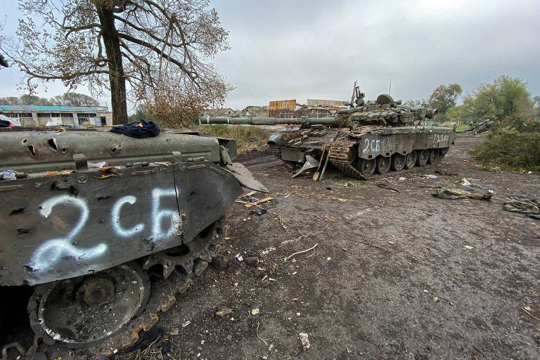 Tanques russos abandonados na vila de Kurylivka, na região de Kharkiv, na Ucrânia 


