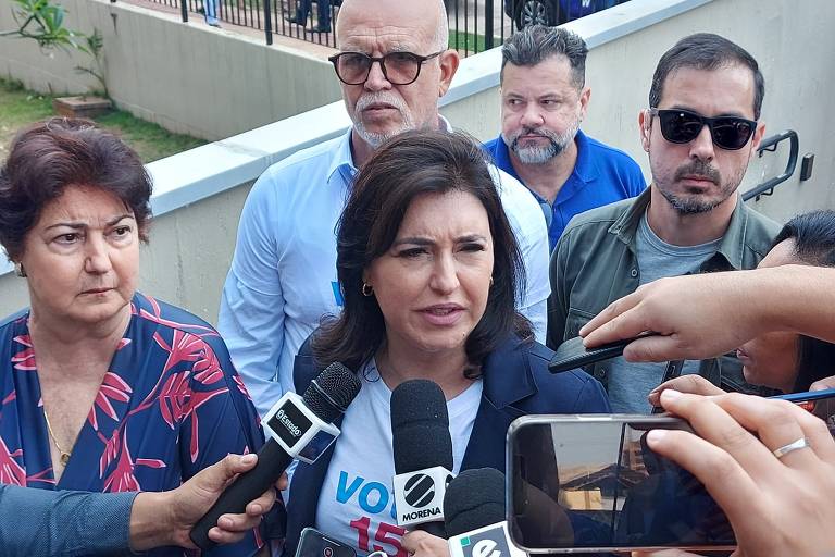 Emedebista Simone Tebet fala com a imprensa após votar em um dos colégios eleitorais mais tradicionais de Campo Grande, MS