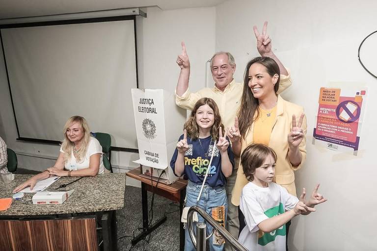 Ciro Gomes posa para fotos com a esposa Giselle Bezerra e os filhos após para votar em Fortaleza, CE