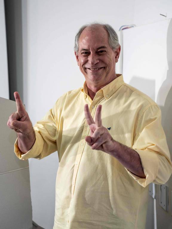 O candidato presidencial Ciro Gomes, do Partido Democrático Trabalhista, pisca o sinal de V após votar durante as eleições legislativas e presidenciais, em Fortaleza, Brasil,