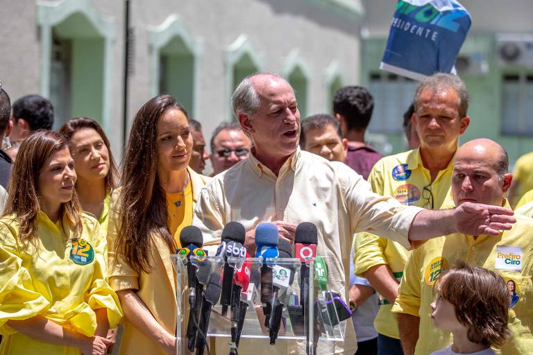 O candidato presidencial Ciro Gomes, do Partido Democrático Trabalhista, dá entrevista coletiva durante as eleições legislativas e presidenciais, em Fortaleza, Brasil