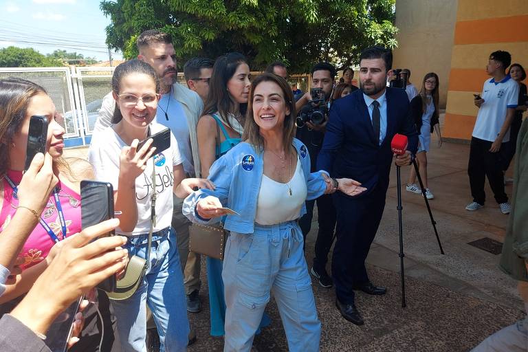 Soraya chega aos risos para votar, mas foi vaiada ao sair da sala de votação .  Candidata a presidente pelo União Brasil, a senadora sul-mato-grossense Soraya Thronicke votou na manhã deste domingo (2) na capital do Estado, Campo Grande