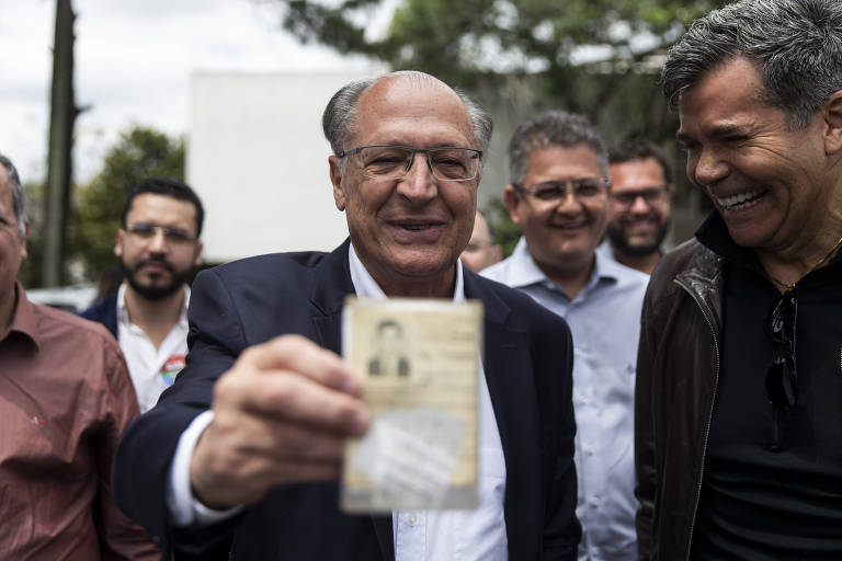 O ex-governador de São Paulo Geraldo Alckmin (PSB) e candidato a vice na chapa de Luiz Inácio Lula da Silva (PT) mostra título de eleitor após votar no colégio Santo Américo, em São Paulo. 