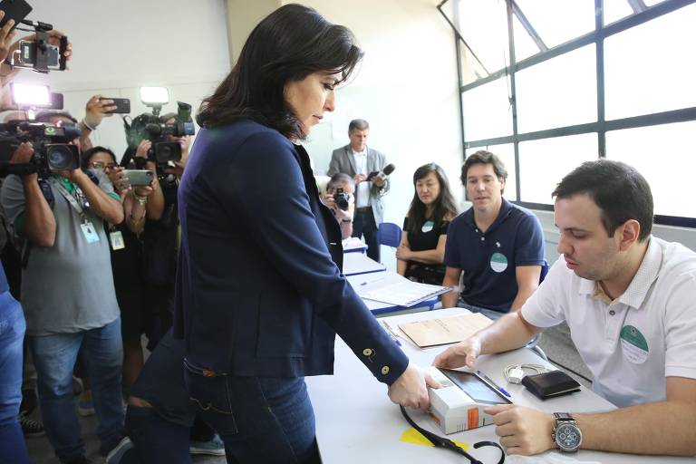 A candidata Simone Tebet do MBL em suaseção de votação em um dos colégios eleitorais mais tradicionais de Campo Grande, MS
