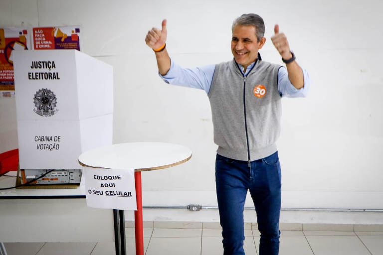Felipe d'Avila, candidato à presidência pelo Novo, vota em colégio do Jardim Paulista, em São Paulo