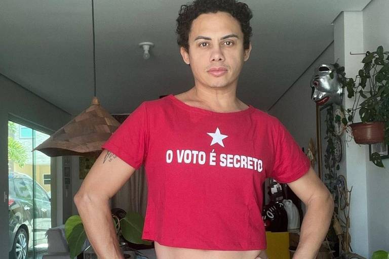 Silvero Pereira pede ajuda para escolher look para votar: 'Acordei indeciso' - 02/10/2022 - Celebridades - F5