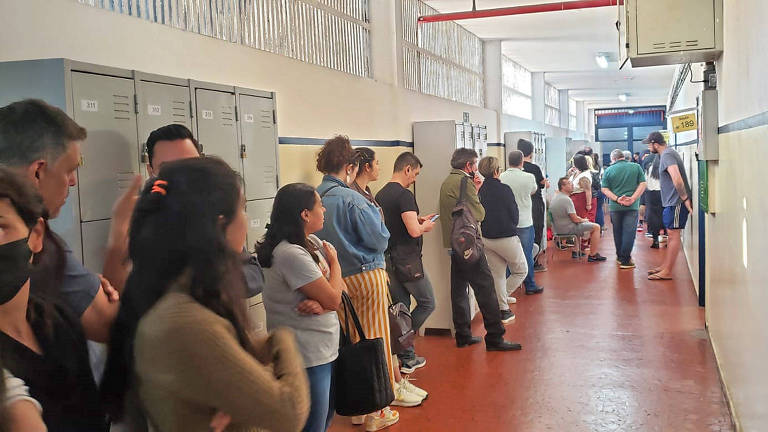 Eleitores enfrentam filas para votar em todo o Brasil